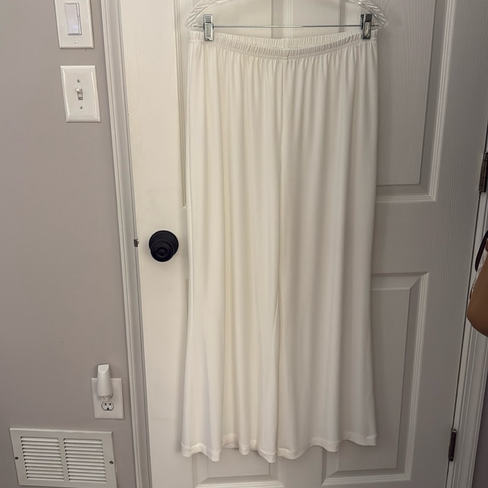 Silky white pants. Beautiful!